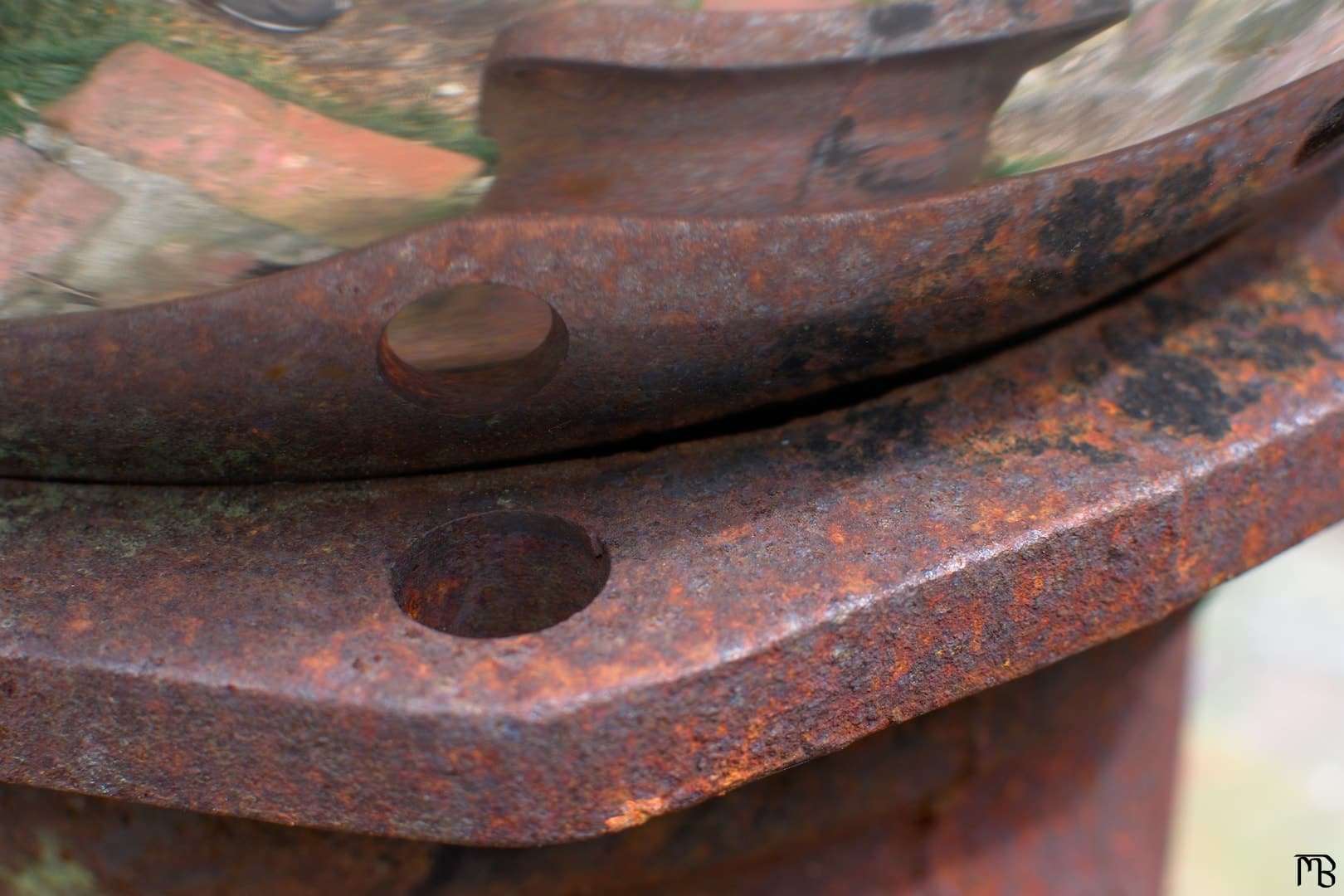 Rust holding reflective ball