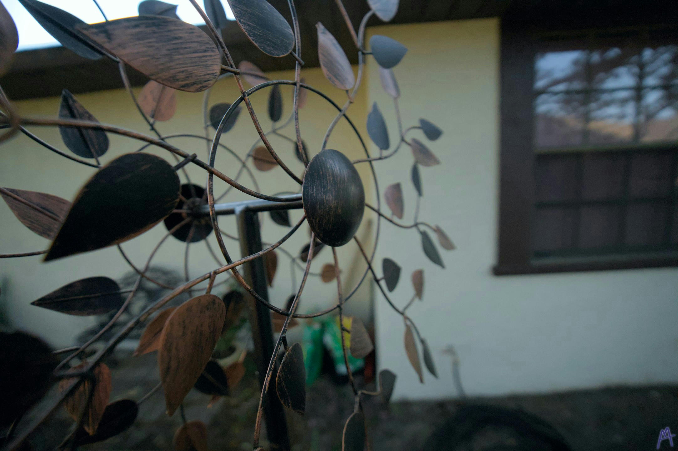 Garden wind wheel with copper and black leaves