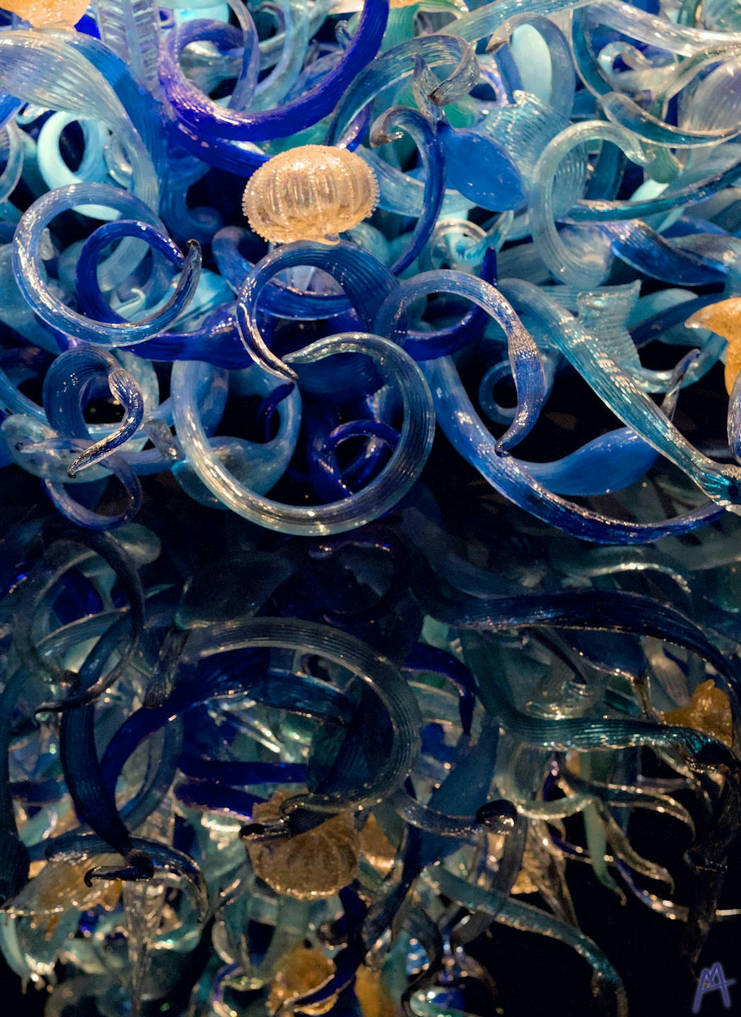 Blue and white sculpture with it’s reflection