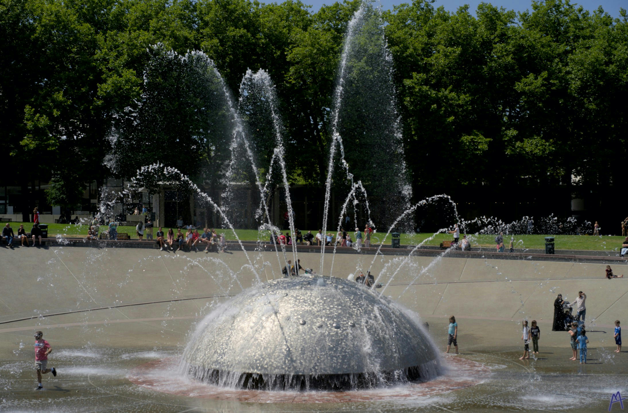 Large fountain in Seattle Center